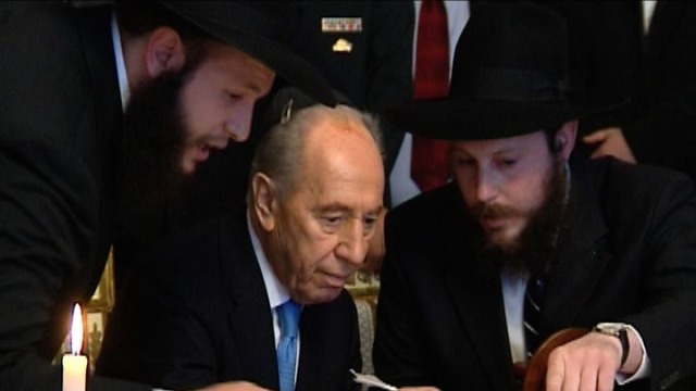 Peres kreśli ostatnią literę Tory