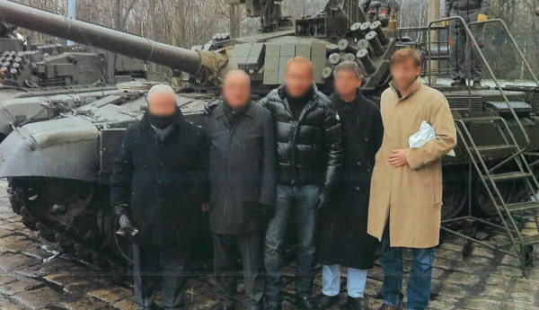 "Bumar z nim pracował pomimo jego przeszłości". Polska firma zbrojeniowa i "francuski oszust"