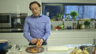 Michel Moran przygotowuje wywar do zupy